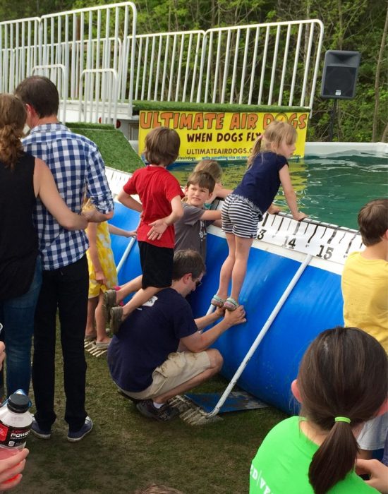 PAPÁ SIENDO UTILIZADO DE TRAMPOLÍN PARA QUE SU HIJA PUEDA VER LO QUE HAY EN LA ALBERCA