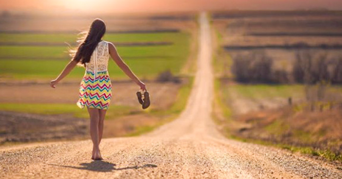 MUJER CAMINANDO POR UN PAISAJE SECO