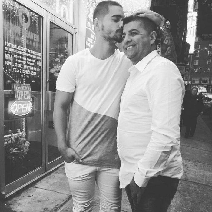 Maluma abrazando a su padre 