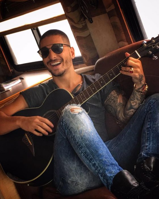 Maluma tocando la guitarra 