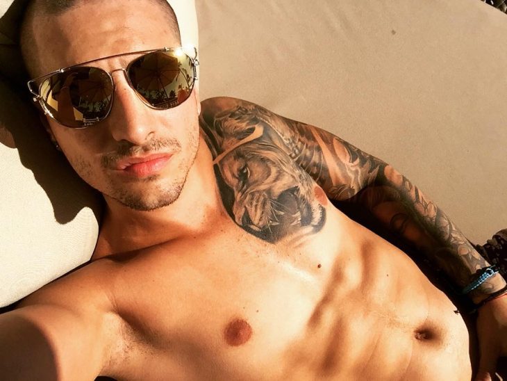 Maluma tomando el sol 