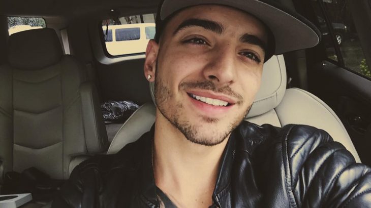 Maluma con gorra y sonriendo 