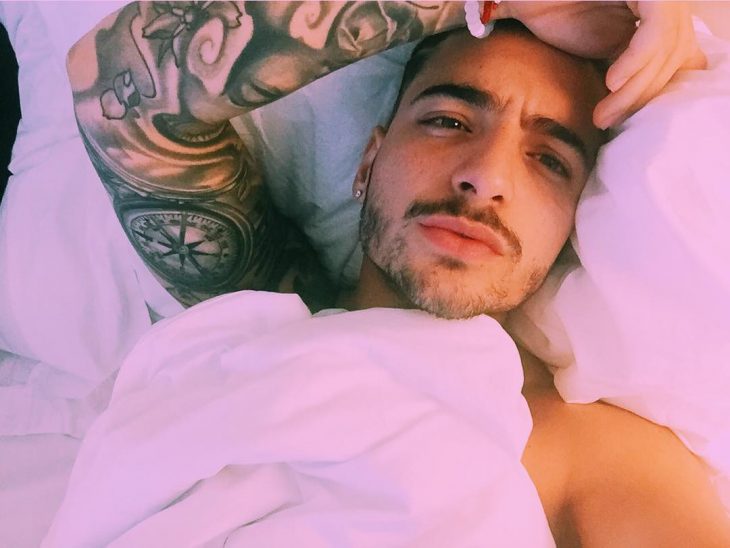 Maluma acostado en la cama 