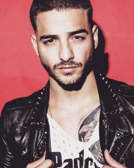 Maluma posando sexy 