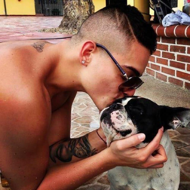 Maluma besando a su perro 