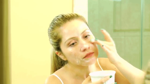 GIF chica aplicandose clara de huevo en el rostro