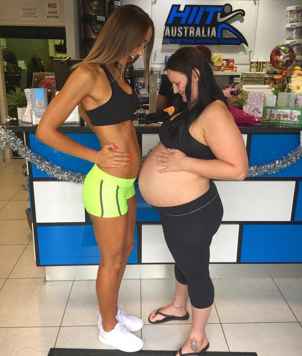 Mujeres embarazadas mirando su vientre distinto con 4 semanas de diferencias 
