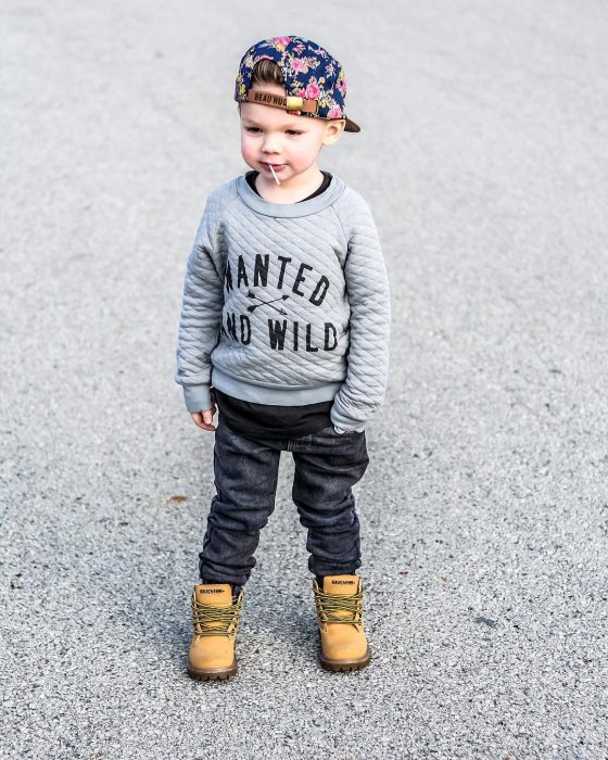 Pequeño con gorra de flores y botas timberland 