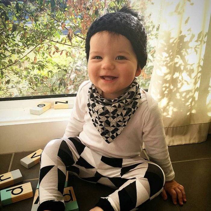 bebé con ropa blanco y negro 