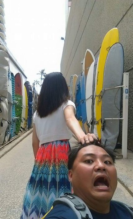 Chica tomando del cabello a su pareja mientras caminan por Hawai