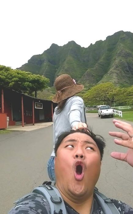 Chica tomando del cabello su pareja mientras caminan por Hawai