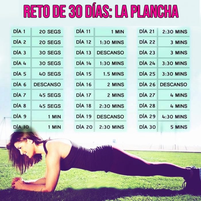 mujer en el suelo hace entrenamiento reto de 30 dias "la plancha" 