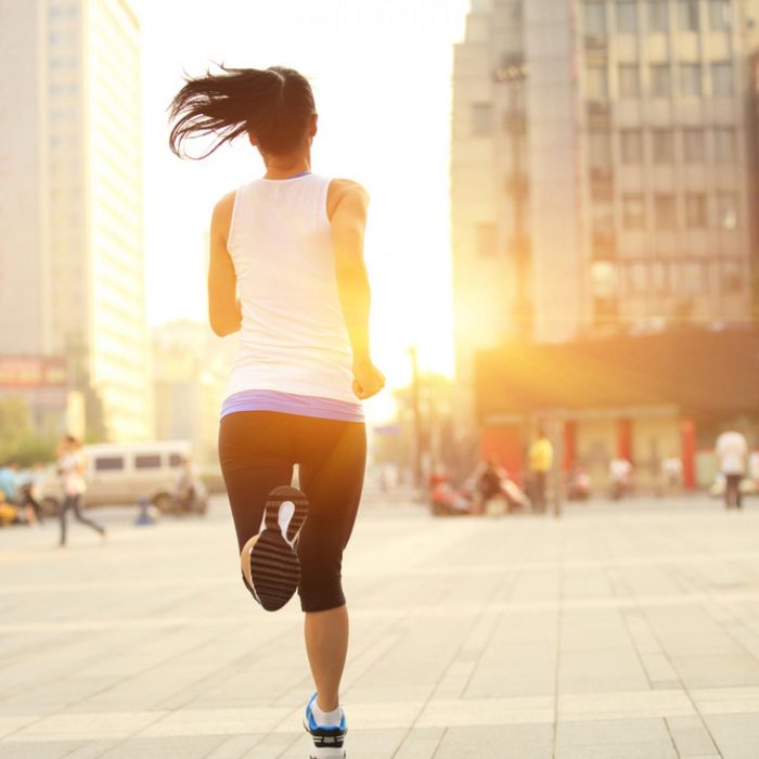 chica corriendo en la ciudad