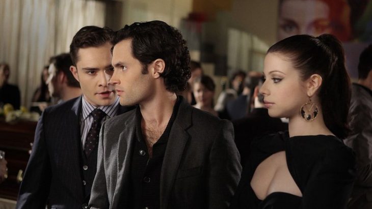 Escena de la serie gossip girls dan y chuk junto a una chica 