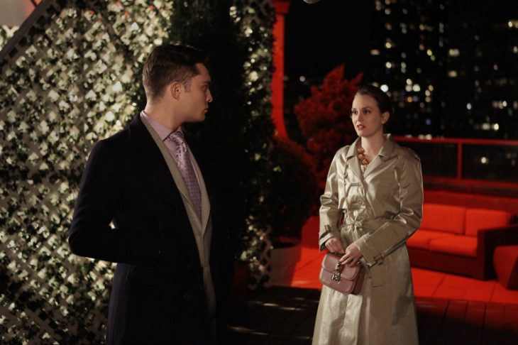 Escena de la serie gossip girls Chuck y Blair discutiendo 