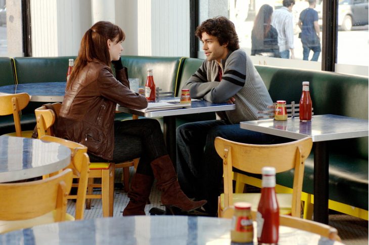 Escena de la película el diablo viste a la moda. Pareja de novios conversando 