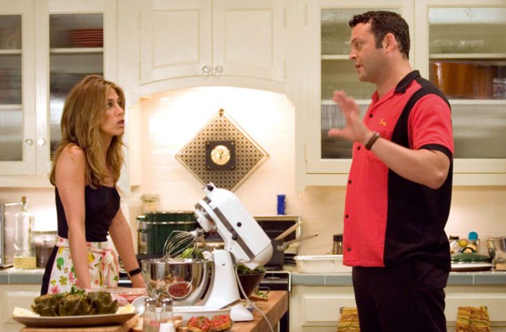 Pareja de esposos discutiendo en la cocina de su hogar