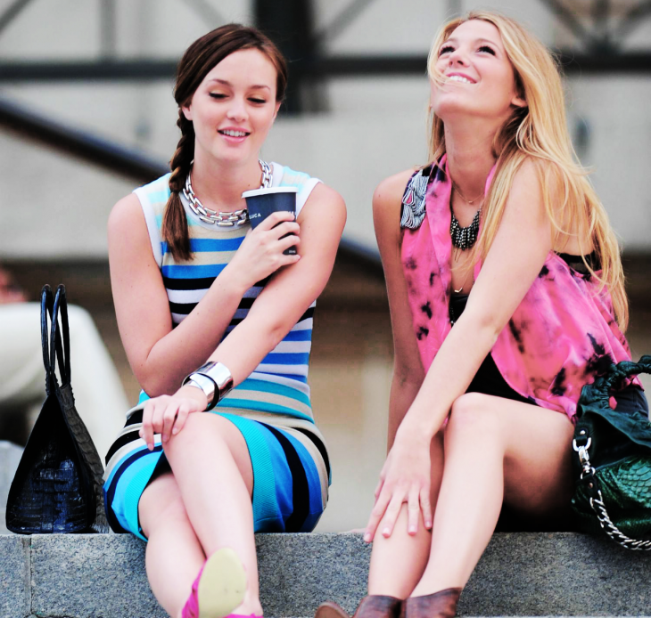 Escena de la serie gossip girls. Blair y Serena sentadas tomando café 