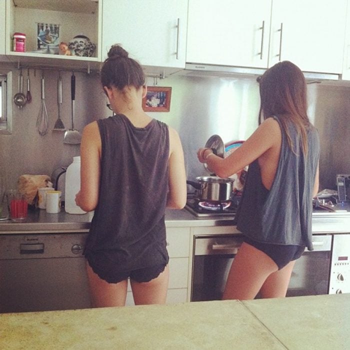 Chicas en la cocina preparando el desayuno 