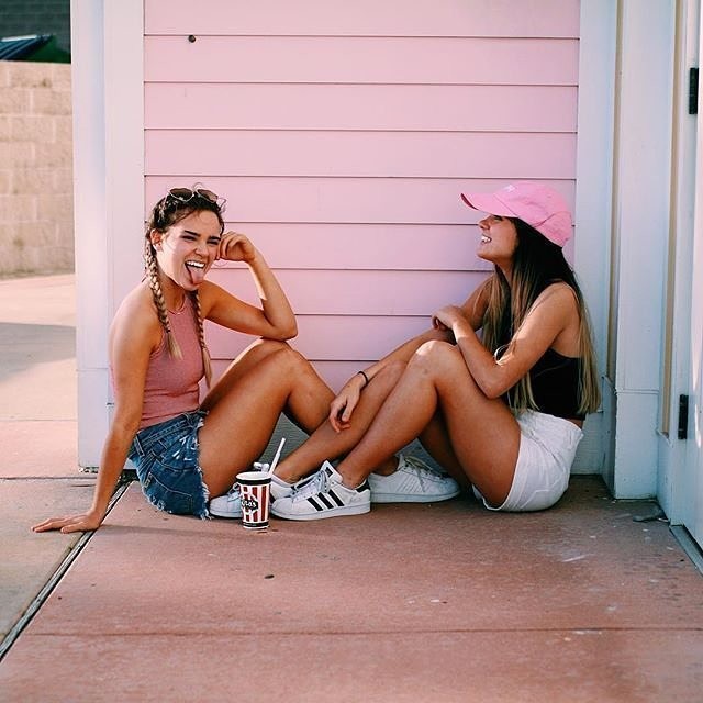 Chicas sentadas una frente a la otra 