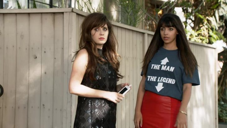 Escena de la serie new girl. Cece y Jees desalineadas 