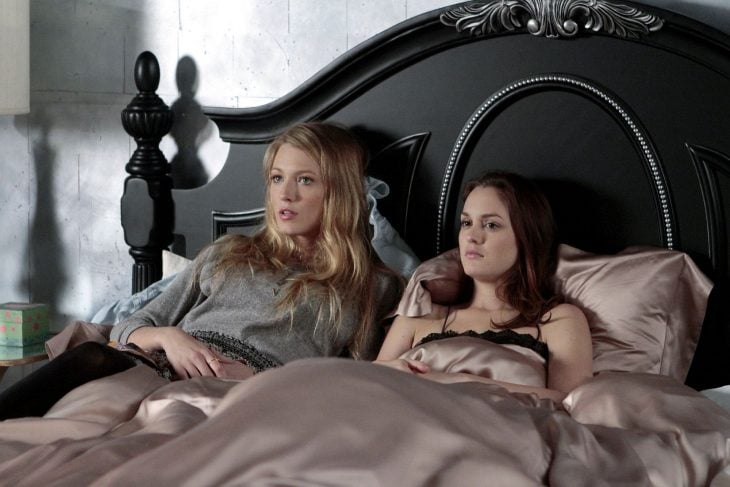 Escena de la serie gossip girls. Chicas recostadas en la cama durmiendo 