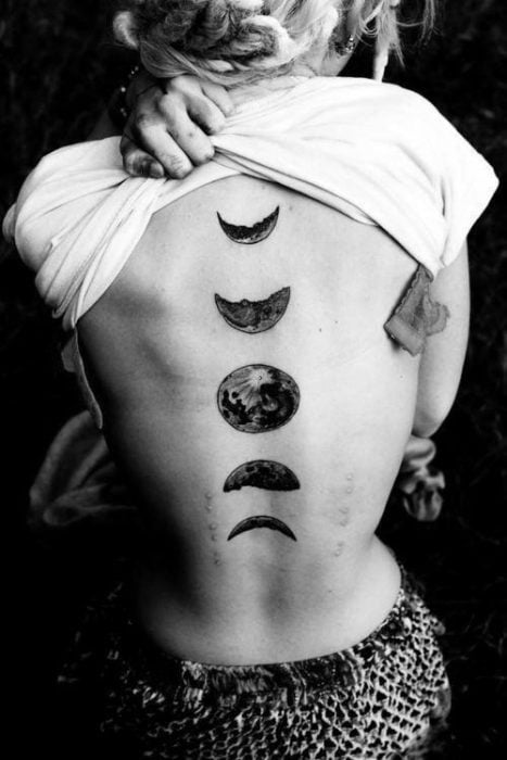 Tatuaje de luna en la espalda 