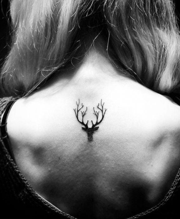 Tatuaje ciervo en la espalda 