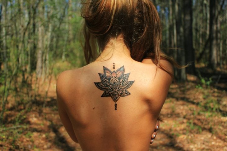 Tatuajes de flor de loto en la espalda 