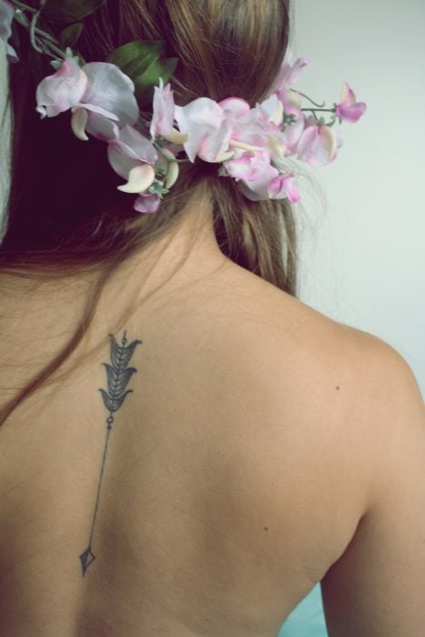 Tatuaje flecha en la espalda 