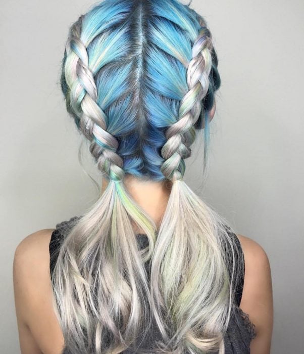 Chica luciendo un par de trenzas con su cabello azul y gris 