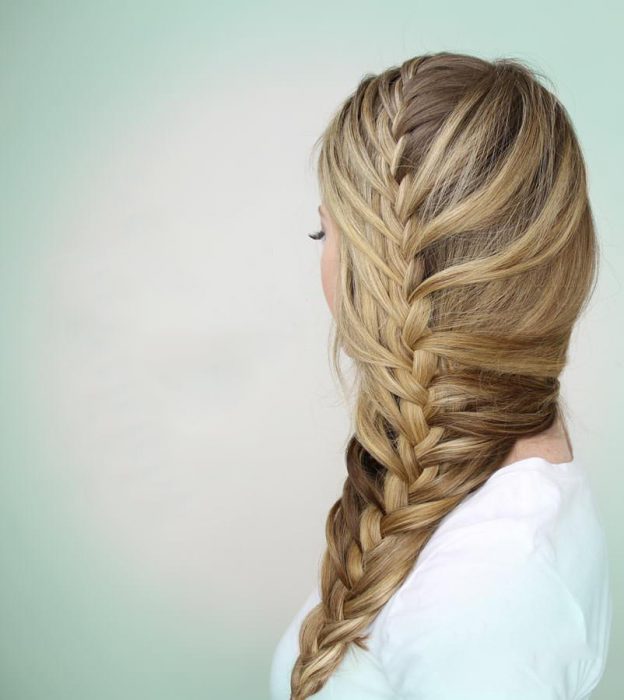 Chica usado una trenza de lado 