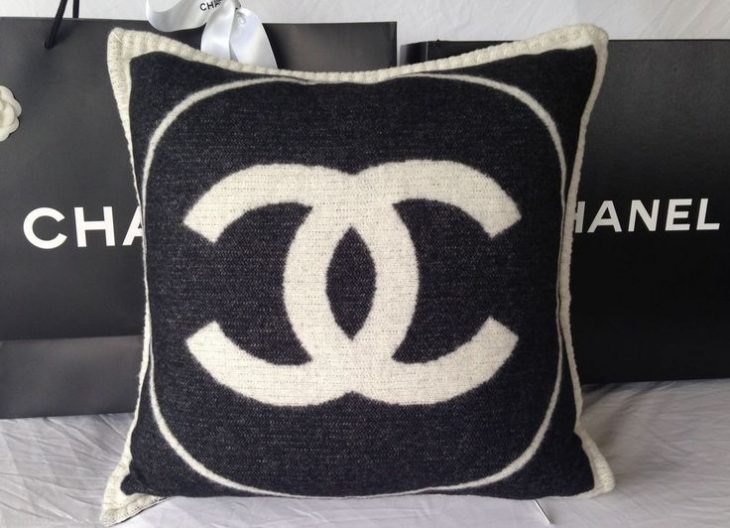 cojin negro marca chanel 