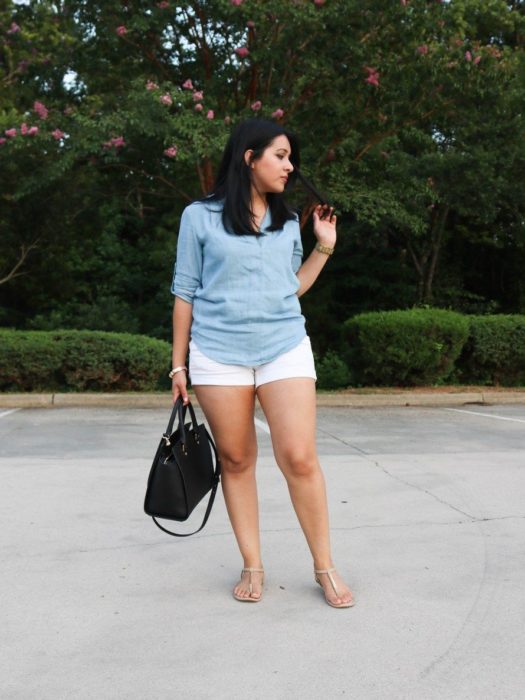 Chica posando con un short y blusa larga de color azul 