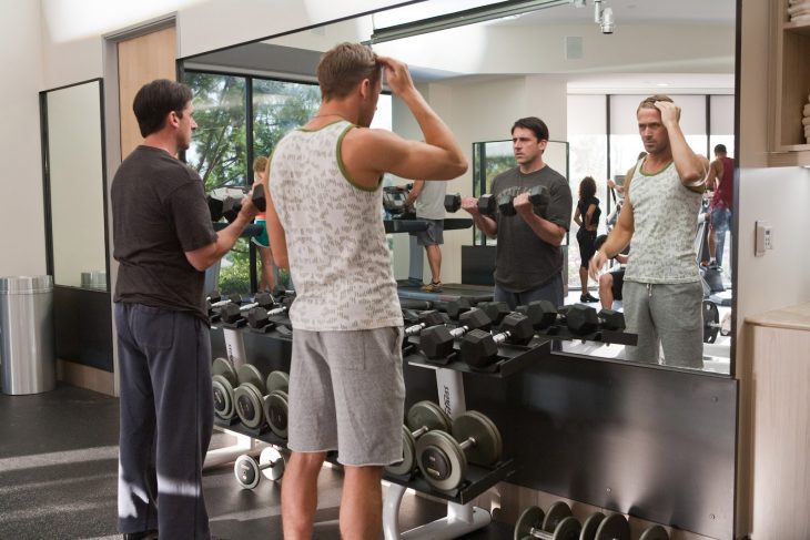 hombres frente al espejo arreglandose y gimnasio 