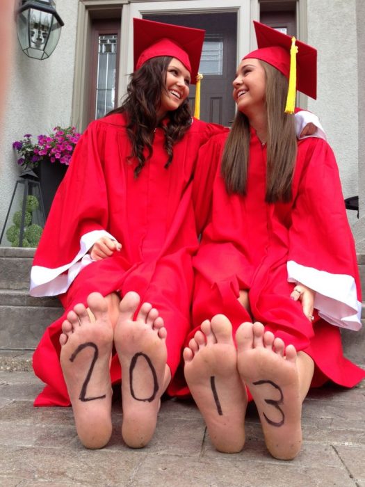 amigas foto de graduacion fecha año en los pies 