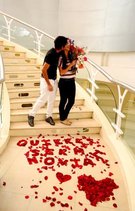 pareja en escaleras sorpresa con petalos novia 