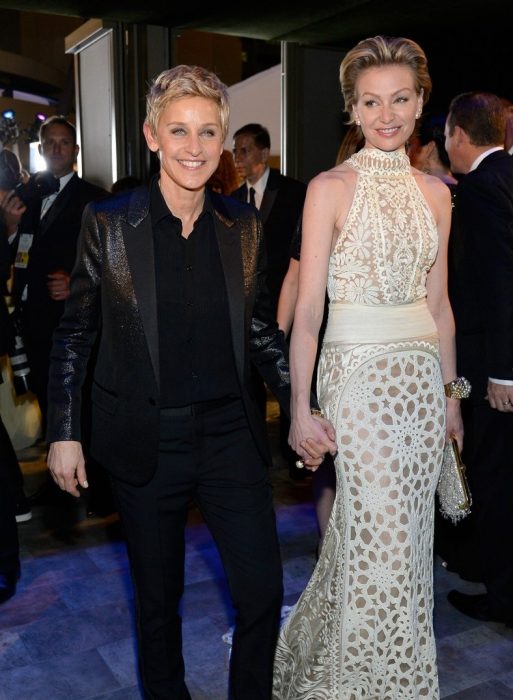 mujer rubia de saco negro y mujer de vestido blanco 