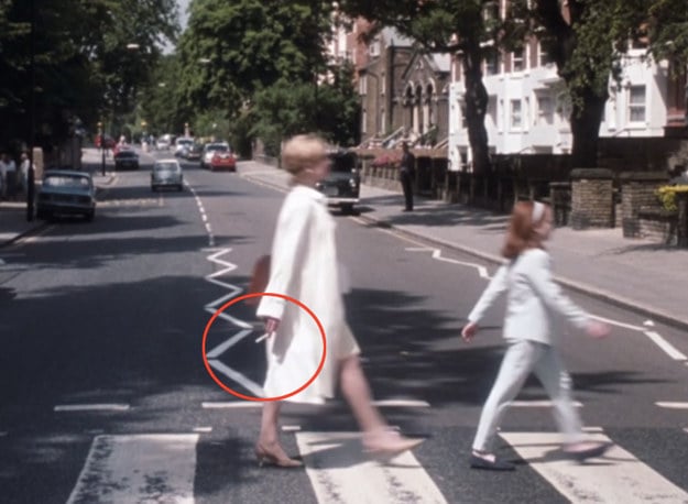 madre y niña caminando mientras cruzan la calle mujer con cigarro