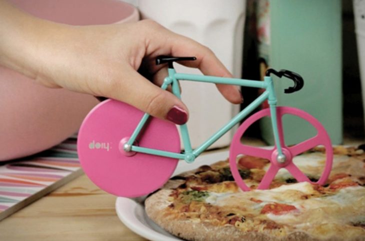 bicicleta azul y rosa para cortar la pizza 