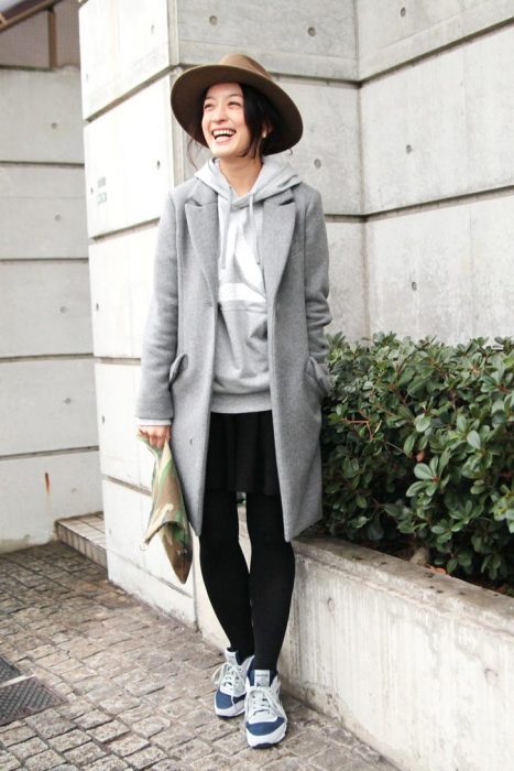 Chica usando hoddies y blazer en color gris 