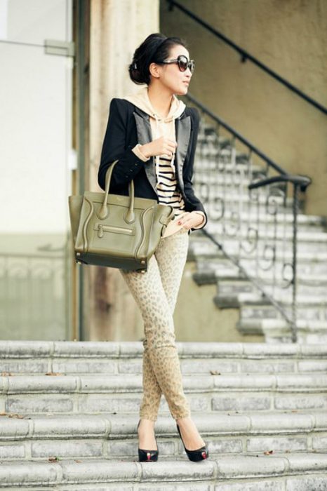 Chica usando hoddies y blazer en color beige y negro 