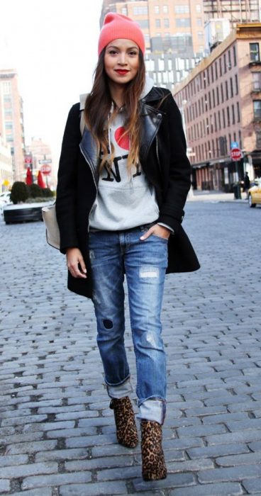 Chica usando hoddies y blazer en color negro y gris 