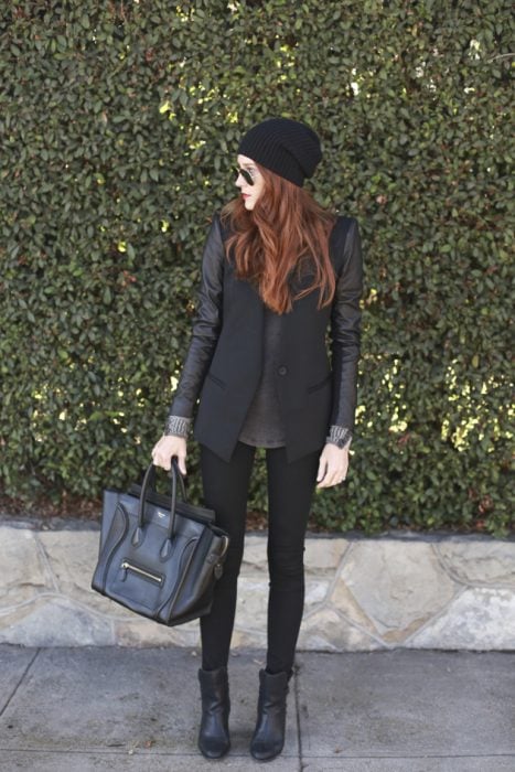 Chica usando hoddies y blazer en color negro 