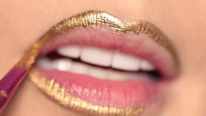 GIF definiendo labios con labial dorado 