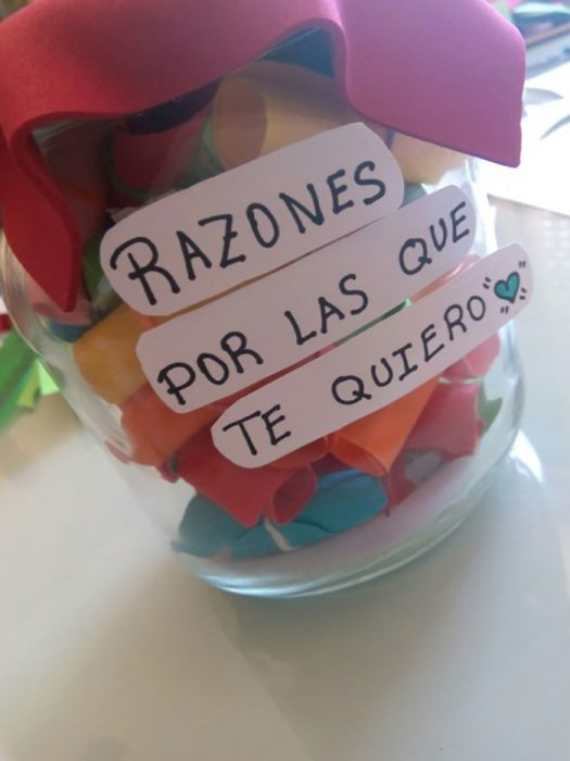 frasco con globos y nota regalo cursi 