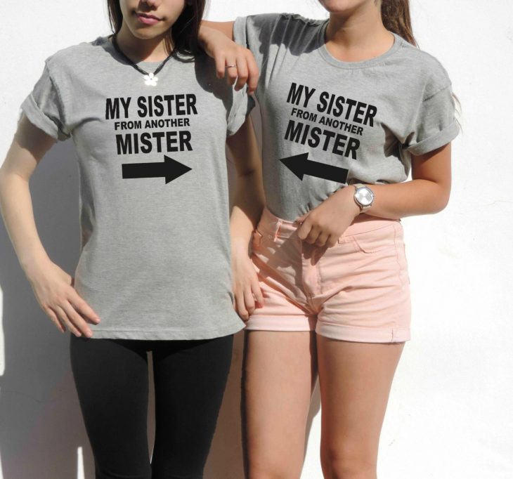 Mejores amigas usando la misma playera 