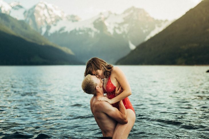 pareja en el lago hombre levanta a mujer