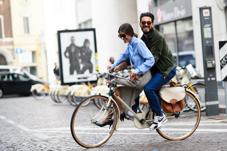 Pareja de novios paseando en bicicleta 