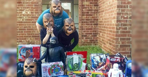 Los directivos de Kohl’s recompensaron a Candance y a sus hijos con una gran sorpresa como muestra de agradecimiento ya que las máscaras de Chewbacca comenzaron a venderse como pan caliente gracias a su video viral